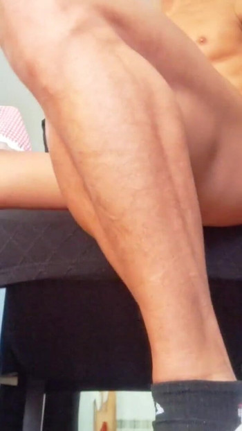 Hotsportfitboy drka ogroman kurac na stolici i stenje dok ne svrši | Isječak 2