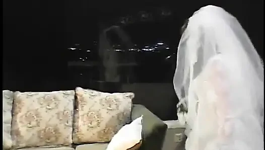 Seksi piliç gelinlik içinde yarak emiyor götten sikişiyor ve yüzüne dölleniyor