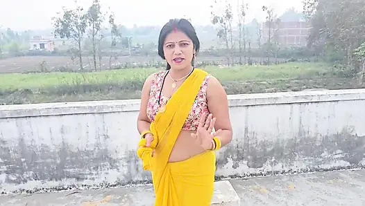 Komşu Komal'ı onu parmaklarken gördü, arazisini tuttu ve altına çekti, sonra üstüne işedi