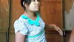 Chica birmana chupa y folla a un monje mayor 2