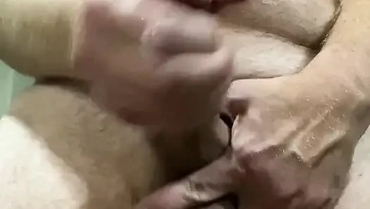 Seni yarağa aç sürtükleri besliyor ve susamış fahişelerin büyük yarağını boşaltıyor