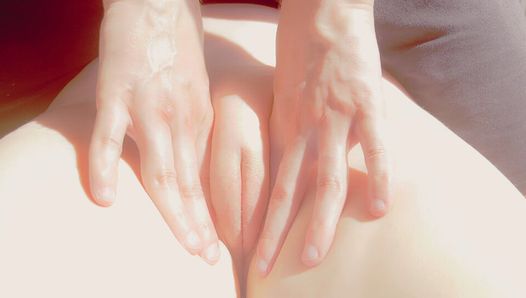 Stiefvader geeft een sensuele massage aan mijn kleine strakke poesje met een clitoris-orgasme