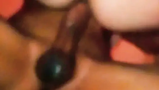 Sulu amcıklı orta yaşlı seksi kadın edepsizce konuşuyor, yarak istiyor ve her şeyi ıslatıyor, bunu kocasından nasıl gizler?