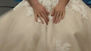 Levando o vestido de noiva usado da ex-noiva para a cama