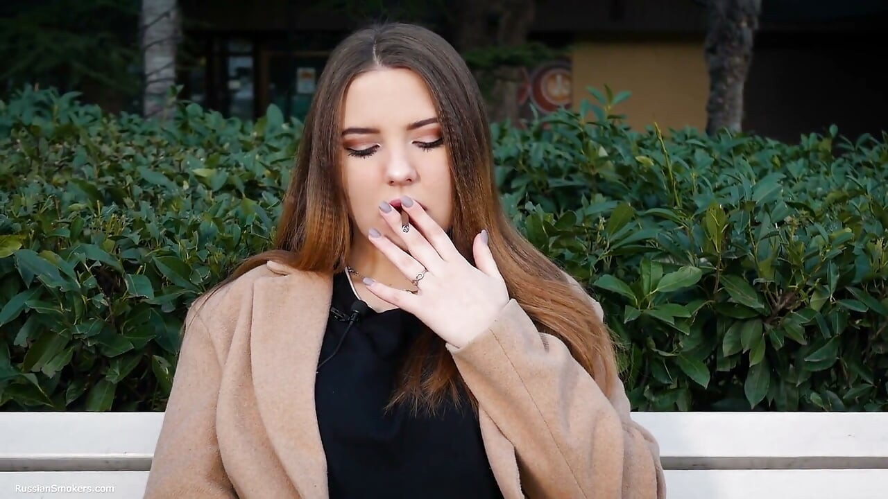Ruská dívka tráví polední přestávku kouřením 1 cigs