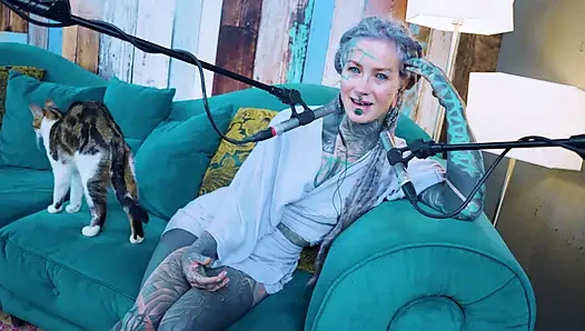 Ich spreche über E - Empathy - ASMR podcast SFW spricht goth dünnes mädchen dreadlocks tattoo-modell inked mädchen