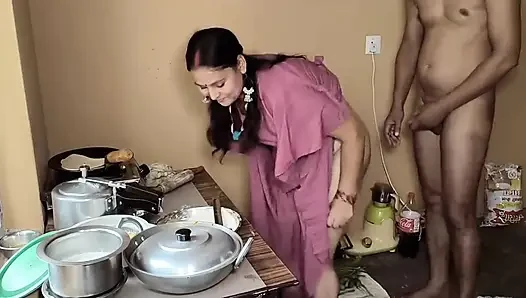 Wanita hot ini nyepong kontol sambil meringis keenakan di dapur