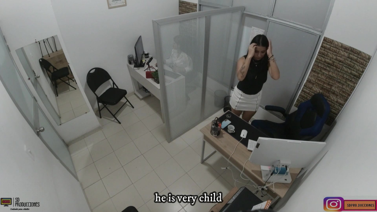 为了减轻压力，我给了我的同事在她的大阴户上几个很好的吻 - 西班牙语色情