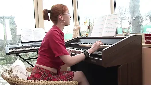 Remaja merah disetubuhi oleh guru pianonya