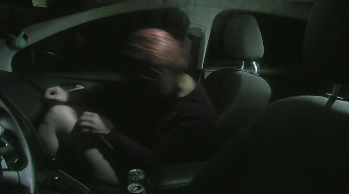 العاهرة تسمح للغرباء بمضاجعتها ليلا على الطريق السريع