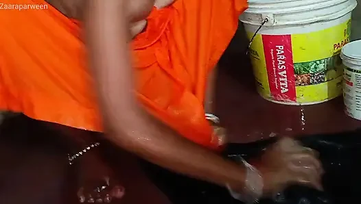 Hintli zaara üvey kız kardeş çıplak banyo yapıyor ve sert sikişiyor