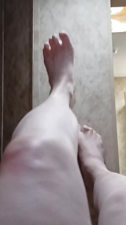 맨발로 벽에 놀고 있는 발 애호가