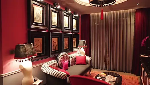 Ailemin arkadaşının kahvaltı yerine benim yatağımda kalacağını beklemiyordum...