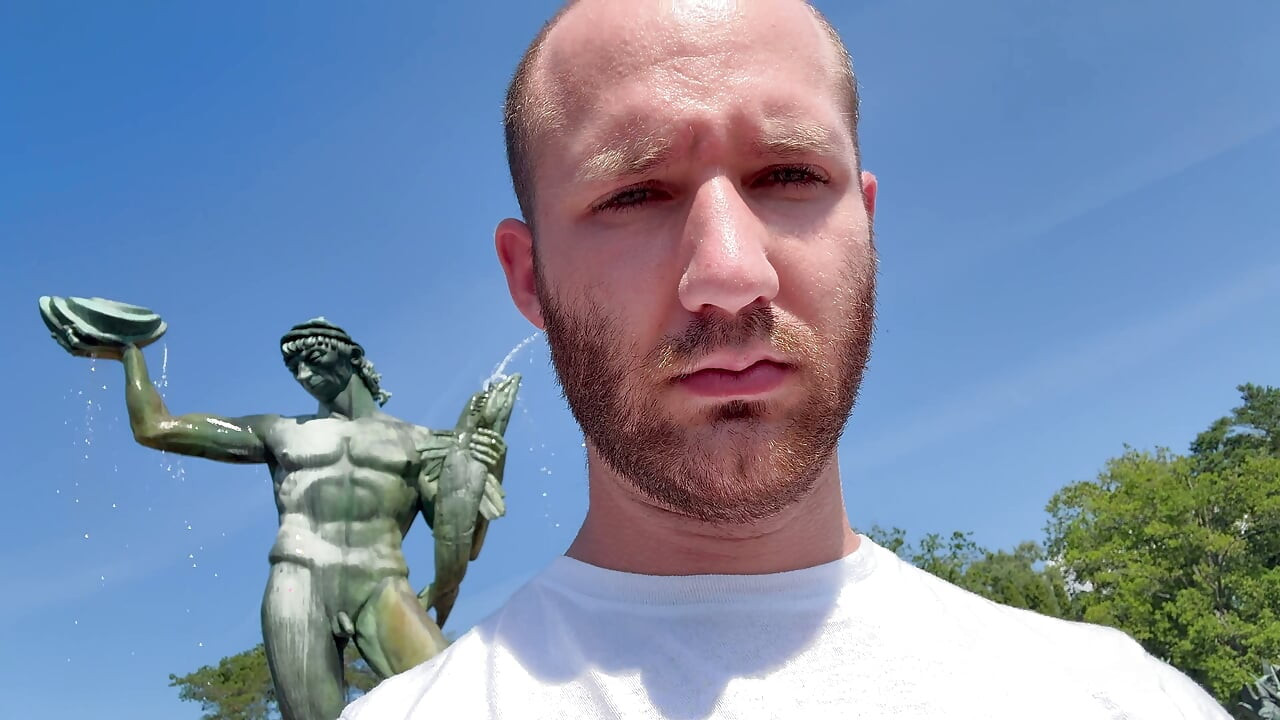 Tatilde minik yarakla övüyor