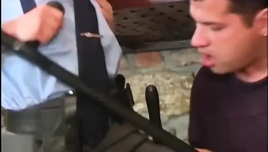 Polisi wanita nakal ini dientot habis-habisan sama narapidana!