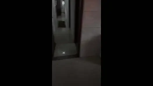 Ngajak saudara tiriku untuk cuci piring