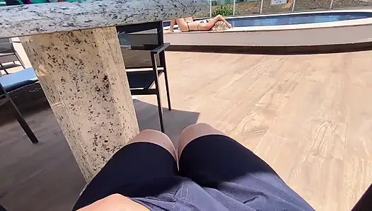 Милфа помогает мне кончить у бассейна