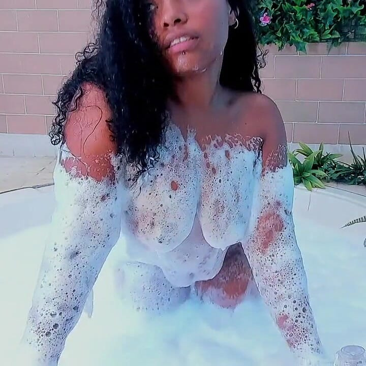 Чуттєва провокація з піною від чорношкірої жінки з великою дупою