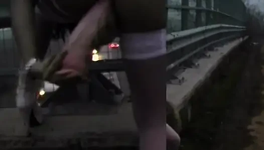Azgın orta yaşlı seksi kadın otoyol macerasında büyük dildo dolduruyor