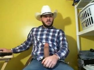 Cowboy avec une énorme bite se branlant devant la webcam
