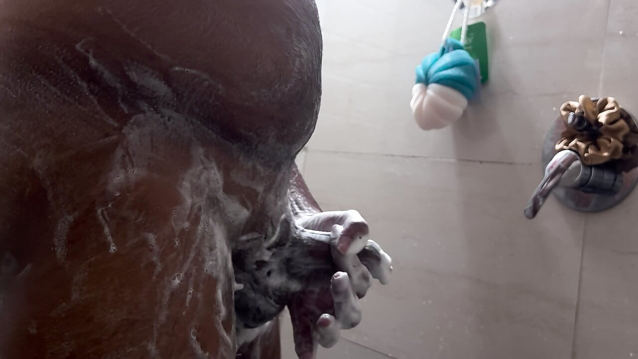 Indischer Mann trimmt die Intimhaare und masturbiert unter der Dusche