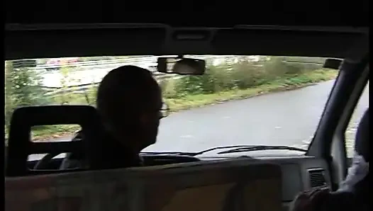 Cewek pirang dientot di dalam mobil saat threesome