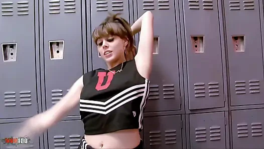 Ateşli ponpon kız Nella Jay soyunma odasında büyük siyah bir yarakla derinden sikişiyor