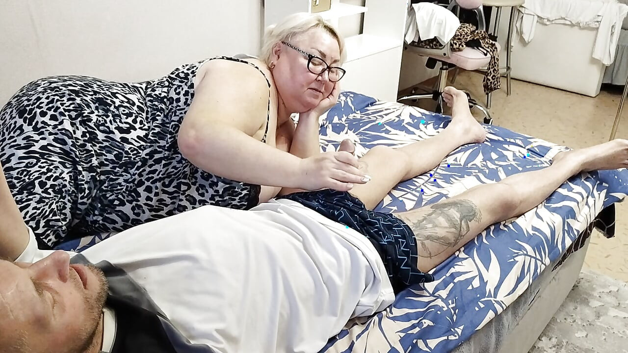 在我女朋友的嘴里口交中射精