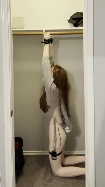 Zadivljujući trenutak iz "Kigurumi Cuffed and Electrostim"