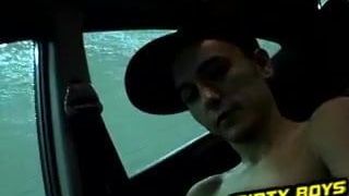 Fofinho amador twink masturba seu pau duro no carro em movimento