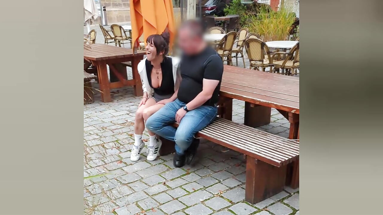 Slatka trans cura korištena u javnosti! Grabbing! Spanking! Šamaranje! u usta! Prednji!