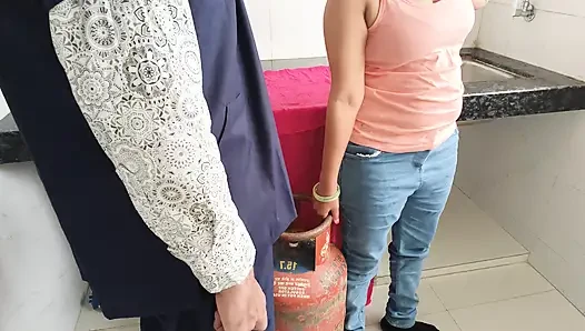 Gas Batla wala ne bhabhi ki chudayi MMS viral
