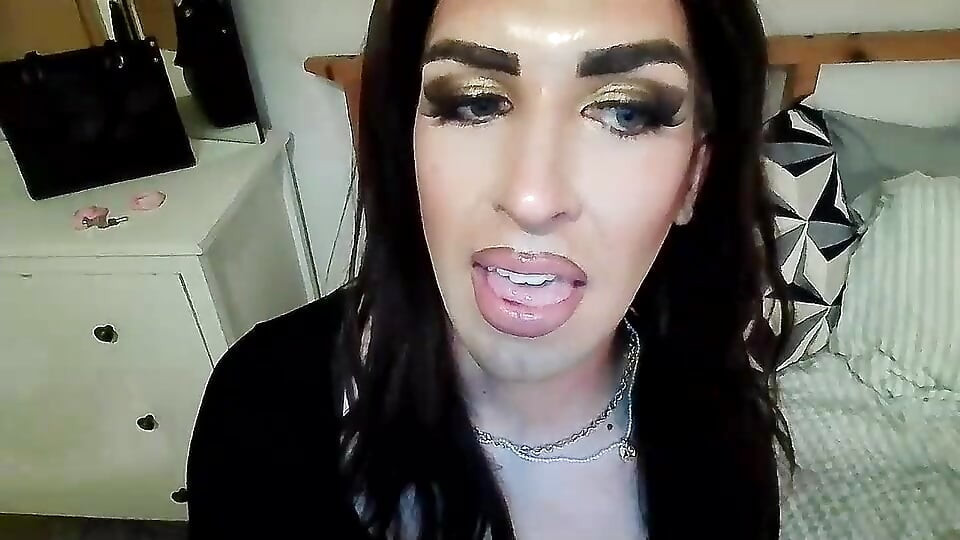 Sissy crossdresser guta njenu spermu