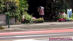 Pequeña florista japonesa follada en la tienda