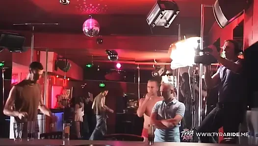 Wilde swingerclub-nacht mit nackten paaren und stangentanz