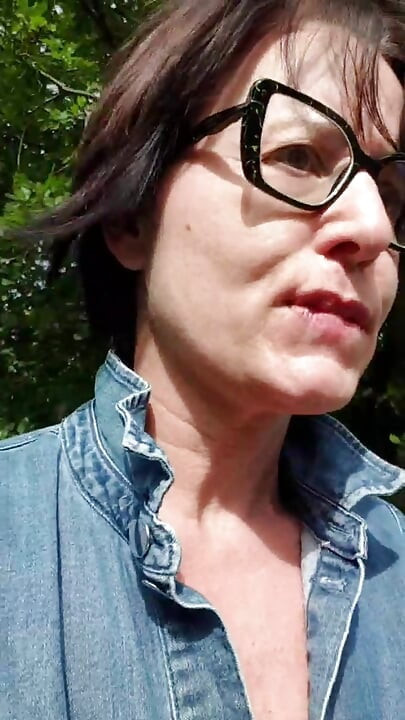 Julie gola u kukuruznom polju