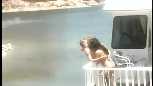 セクシーな女の子が曲がり、ボートの上で外で舐められる彼女の猫を取得します