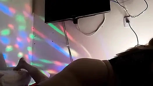 Sie ließ ihren Hintern unverschämt auf das Fell los und ließ den Jungen alles werfen