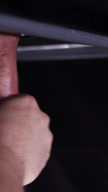 Gledaj kako Zander leti i njegov masivni neobrezani kanon pulsira dok ga gura kroz rupu na mom stolu za mužnju