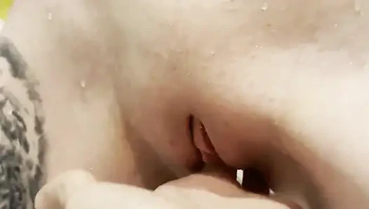 Stiefpapi hat mich im badezimmer beim waschen erwischt und meine muschi zum kommen gebracht. Karneli Bandi