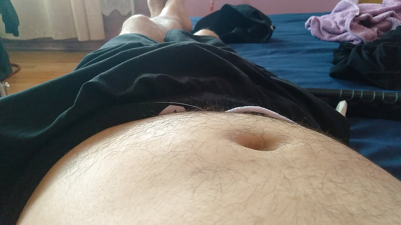 macho-mann zeigt seinen großen schwanz für hardcore-sex