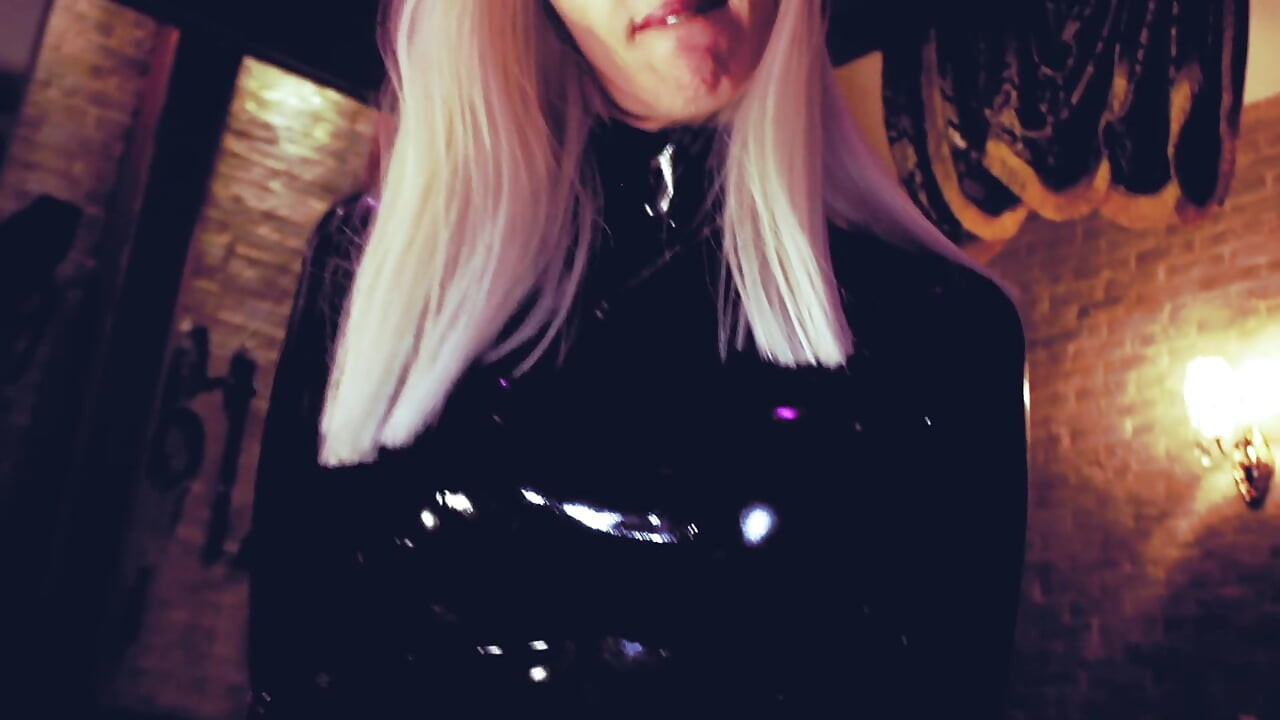 Ateşli domina eva lateks yarakla oynuyor cbt oyuncakları bdsm sapık kadın egemenliği fetiş orta yaşlı seksi olgun sahibe sarışın