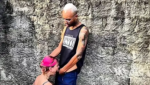 Ich verbrachte ein paar Tage bei einem Freund und fand seinen ungezogenen Freund, der sich ansah, was passiert war