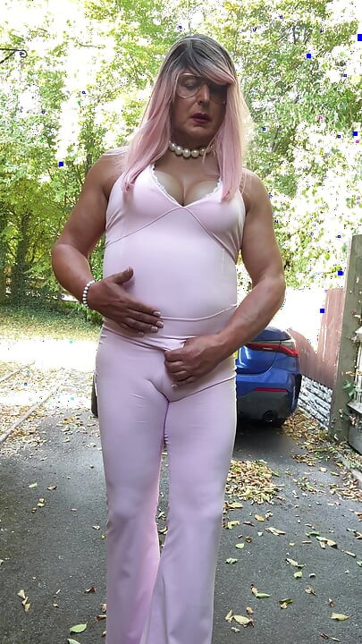 Crossdresser kellycd2022 u ružičastom kombinezonu i štiklama