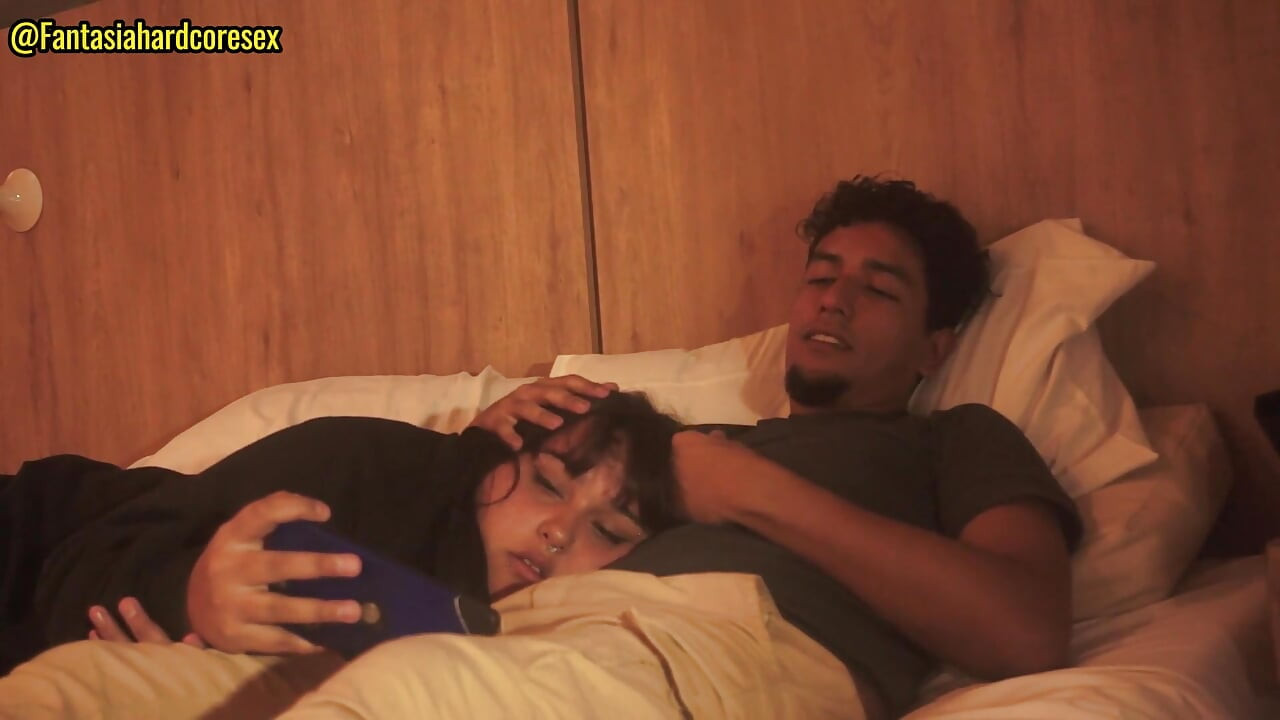 Meine stiefschwester schluckt meinen penis, nachdem sie den film gesehen hat, sie hätten uns fast entdeckt