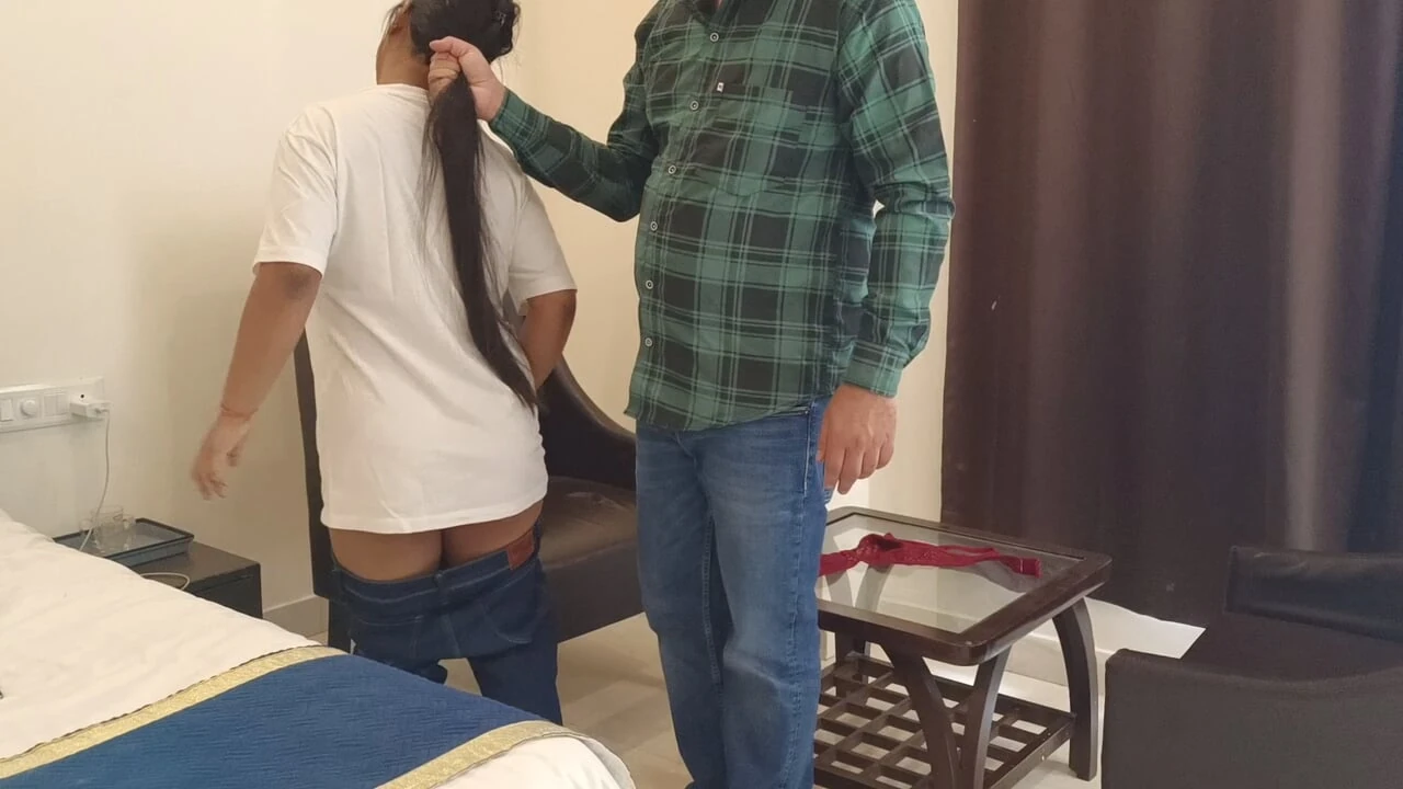 Virgin Young 18+ Enteada quer jogar um jogo de sexo com seu padrasto do pau grande