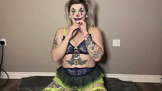 Geğirten palyaço kız balonlarla oynuyor asmr