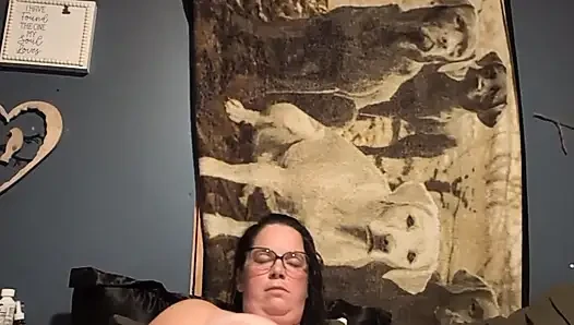 Nachdem ich ohne jede art von aufmerksamkeit von meinem ehemann verlassen wurde. Ich finde zeit allein, um mich selbst zu befriedigen und ein bisschen spaß zu haben