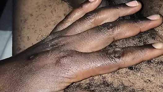 Gece geç saatlerde azgın kıllı Afrikalı erkek yarak okşuyor ve bayan seks için ortaya çıkmadıktan sonra bolca döl boşaltıyor