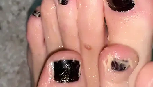 Играю с моими ступнями с маслом для тела и сливками